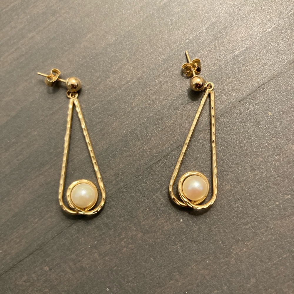 14k yellow gold drop earrings with freshwater pearls